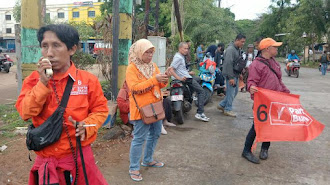 Bagi Selebaran & Brosur di Tempat Umum, Ketua Partai Buruh Exco Makassar Yakin Rakyat Indonesia Mencintai Partai Buruh