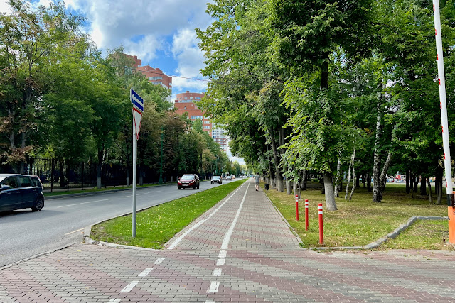 Химки, улица Калинина, сквер Юбилейный Химки, улица Калинина, сквер Юбилейный