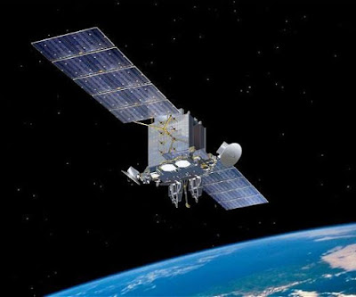 Los satélites artificiales de telecomunicaciones se mantienen orbitando la tierra, pero existen otros que son diseñados con el propósito de orbitar otros cuerpos como cometas, asteroides, satélites naturales y otros planetas.