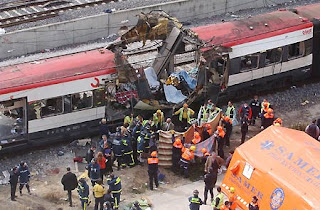 Los servicios de emergencia en uno de los trenes afectados por el atentado terrorista del 11 de marzo de 2004 en Madrid