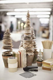 Crear un árbol de Navidad con hojas de libros desechados