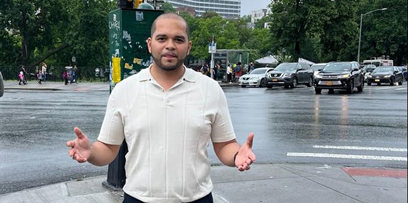 Bajo intenso aguacero candidato dominicano  al senado de NY recorre calles de El Bronx en busca de votos con legajo de promesas 