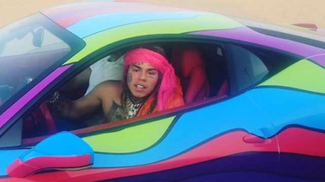 Tekashi 6ix9ine personaliza Ferrari com as cores de seu cabelo