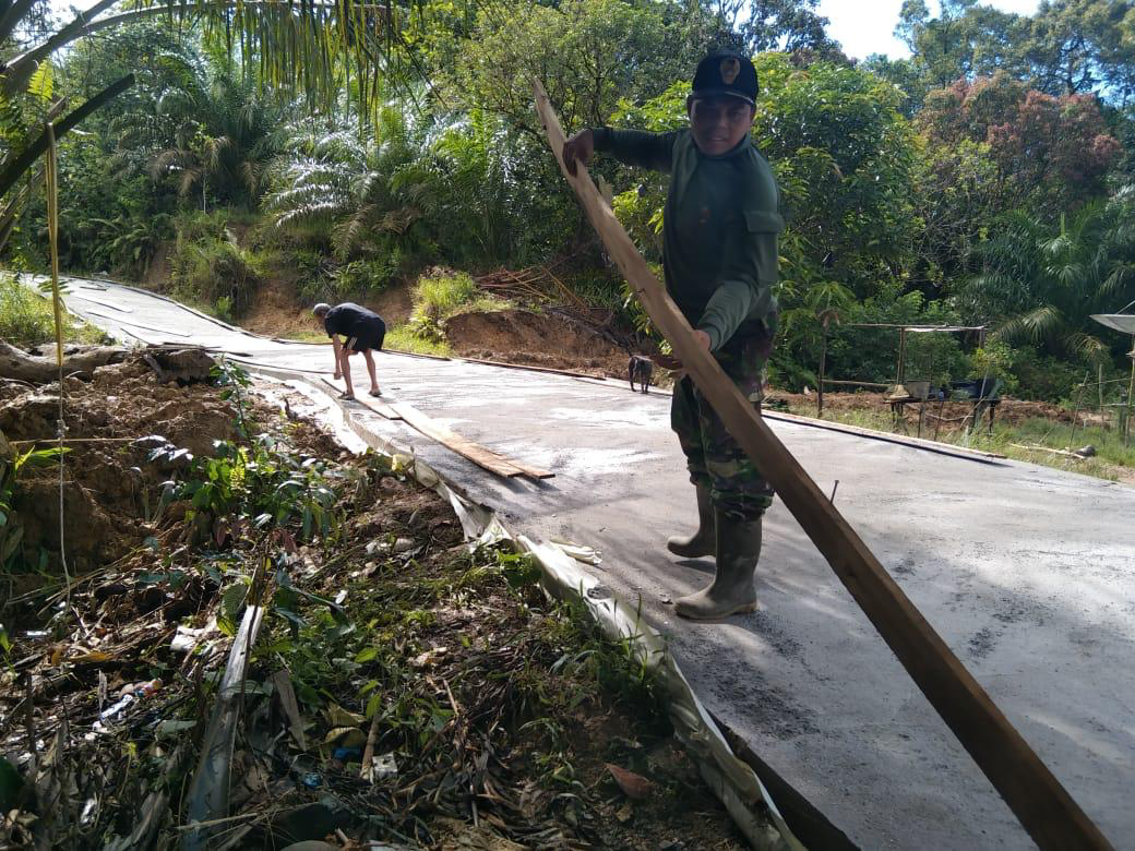 Anggota Satgas TMMD ke 111 Kodim 1202/Singkawang Sedang Membuka Papan mal pondasi Rabat Beton