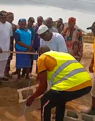 Oba Alapa of Egun-Awori Kingdom Lays Foundation for Construction of Apa Senior Secondary School