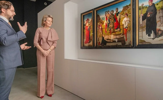 Queen Mathilde wore a pink outfit, top and trousers, by Natan  at the M-Museum. Crown Princess Elisabeth and Princess Eleonore