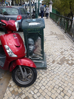 Stencil hinterm Roller an einem Abfallkübel - Lissabon