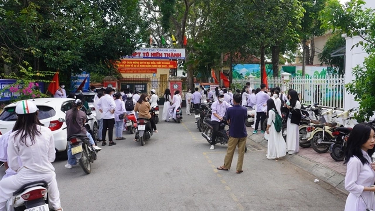 Nhiều học sinh đứng ngoài cổng trường không được dự khai giảng vì đến muộn - 1