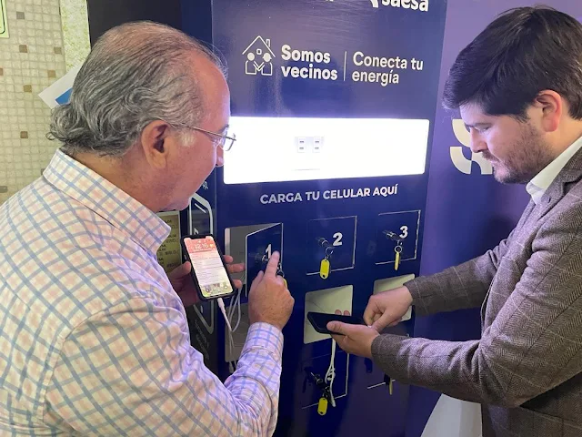 En Hospital de Puerto Octay Saesa instaló un nuevo tótem para cargar teléfonos celulares