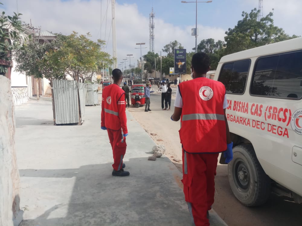 A military official survived an assassination attempt with an explosive device in Mogadishu