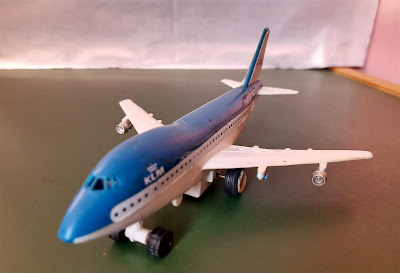 Miniatura de plástico de avião da KLM faltando uma turbina, com fricção (pouco emperrada): mede  20 cm de comprimento e 16 cm de envergadura  Brinquedos Rei /Alfema Norte  R$35,00