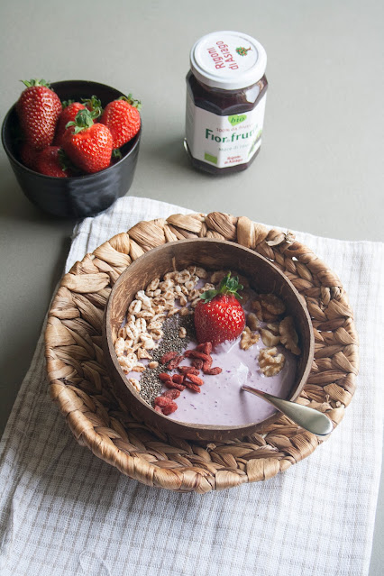 Bowl di yogurt greco con frutta e fiordifrutta