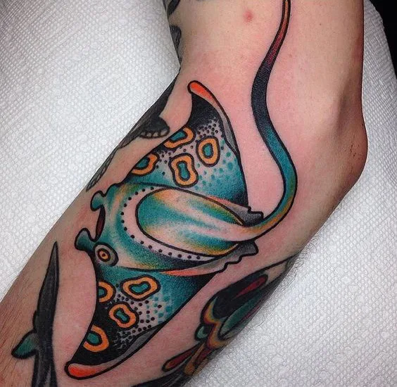 tatuaje de mantarraya a color