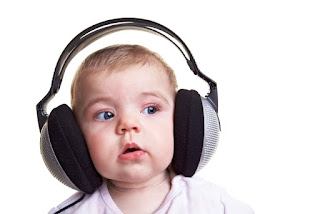 Foto gambar bayi lucu mendengarkan musik 26