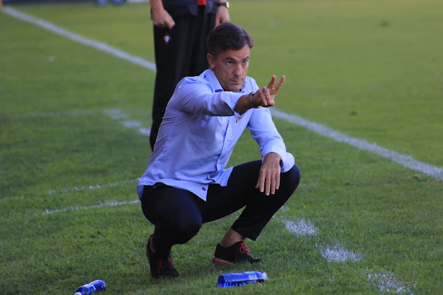 Aitor Larrazábal durante el primera partido de la temporada, en Lasesarre