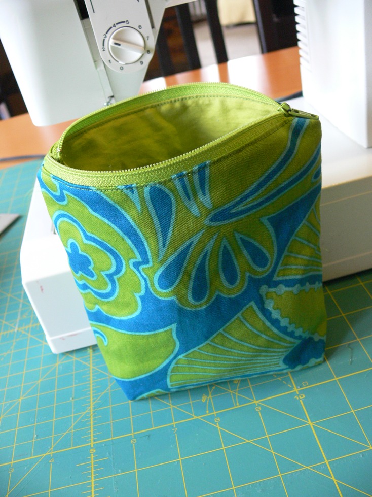 Easy Zippered Pouch Tutorial