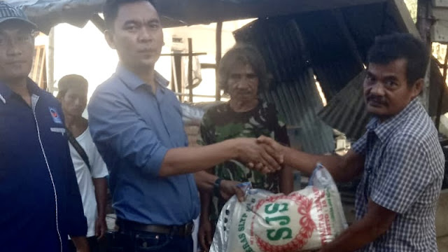 DPD NasDem Sekadau Beri Bantuan Kepada Korban Kebakaran di Dusun Nanga Gonis