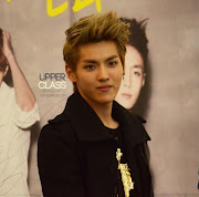 Bisa bahasa Inggris, Korea, Mandarin, Cantonese. (exo kris)