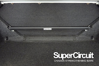 SUPERCIRCUIT Rear Bar installed to the rear boot space of the Honda Civic FD Type R (FD2R)