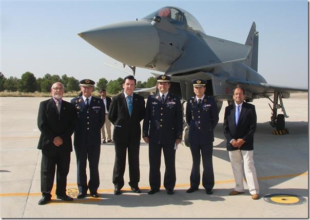 La Comisión de nuestra Cofradía con el General Gómez Rojo y los coroneles Cavo y Nieto ante un avión Eurofighter 