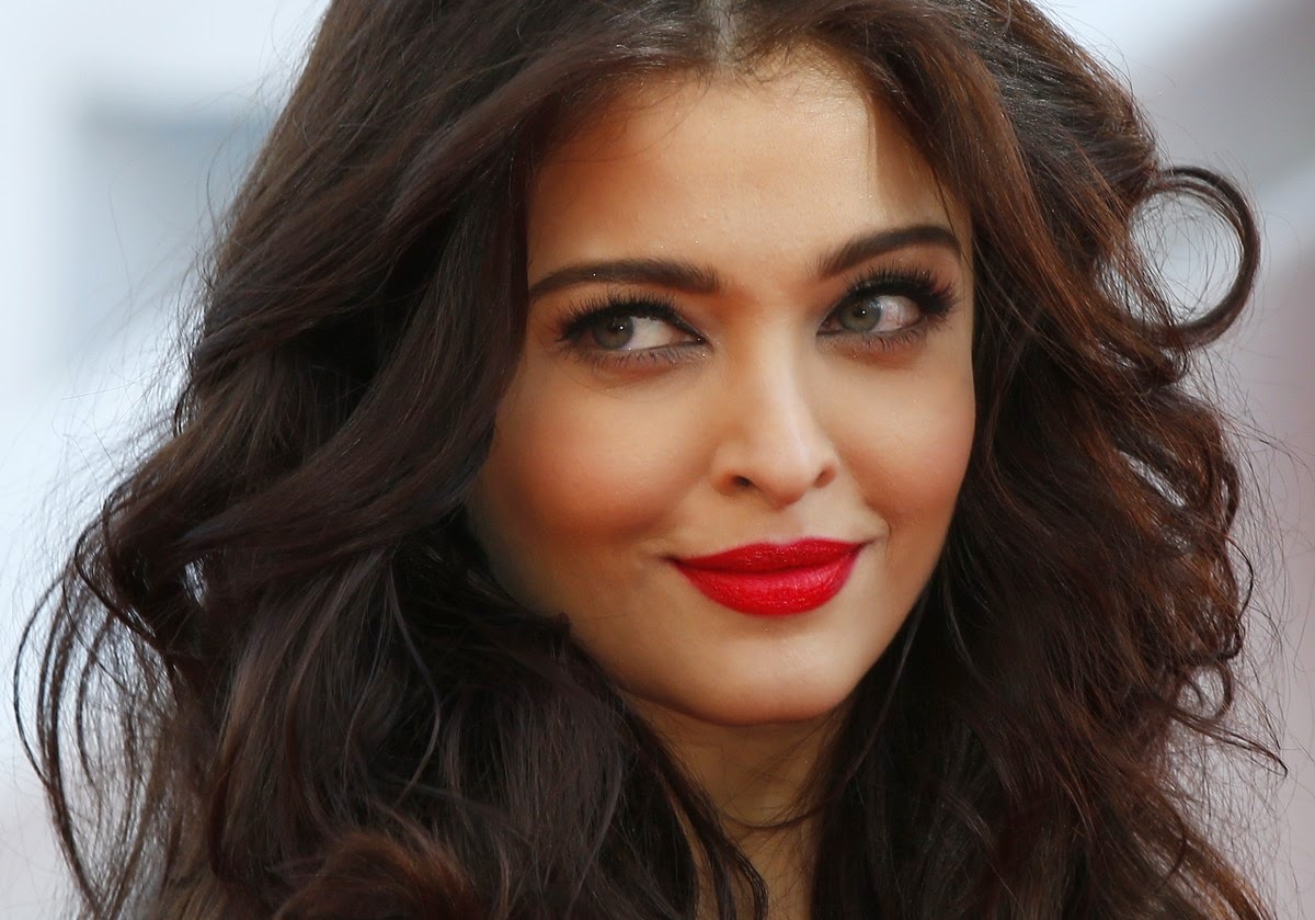 Aishwarya Rai Bachchan Gorgeous Appearance In Roberto Cavalli  Strapless Dress