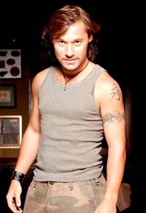 Foto de Diego Torres con tatuajes en el brazo