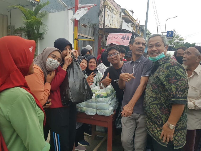 LAZISMI dan OSIS SMA Islam Berbagi Ifthor