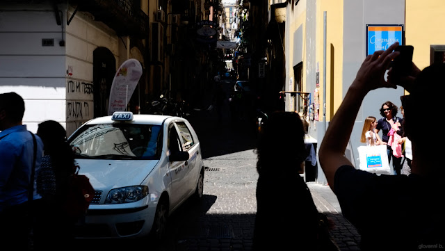 Fotografi e passanti per le vie di Napoli