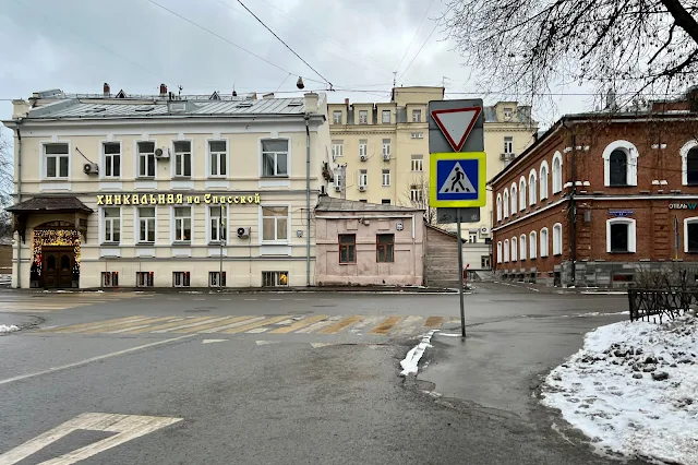 Скорняжный переулок, Большая Спасская улица, Хинкальная на Спасской