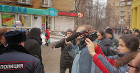 полицейский поддерживает агрессию антимайдановца