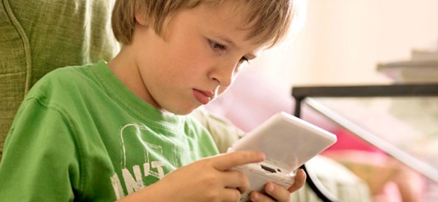 Cara Menjauhkan Anak dari TV dan Bermain Game