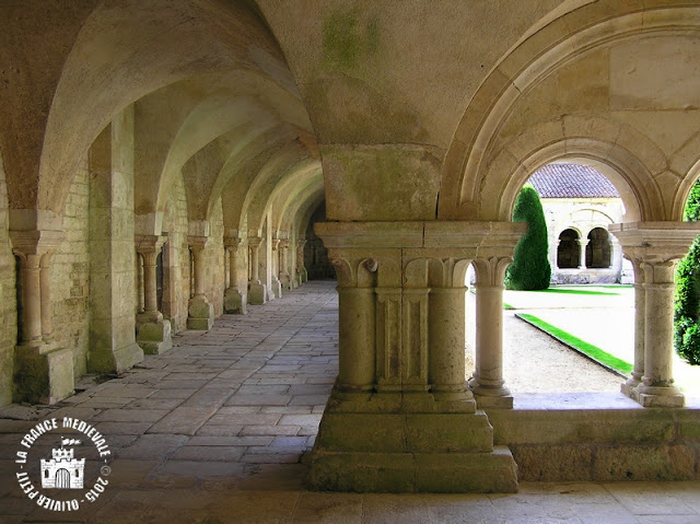 MONTBARD (89) - Cloître roman de l'abbaye de Fontenay