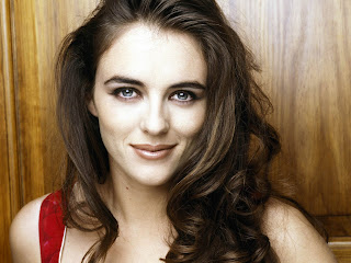 Free wallpapers without watermarks of Elizabeth Hurley at Fullwalls.blogspot.com