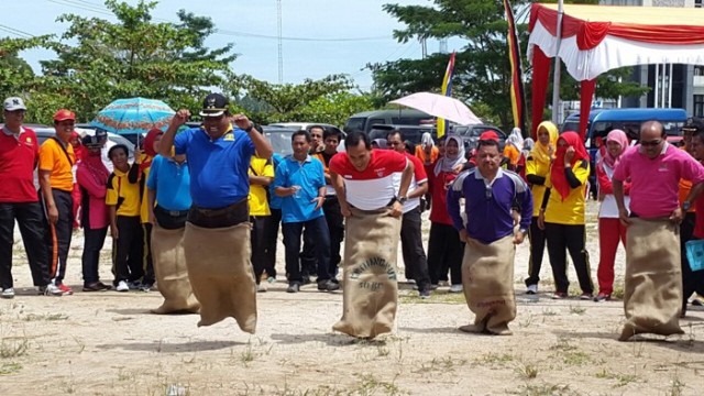 Lomba Balap Karung,  Wabup Suhatri Bur Akhirnya Juara