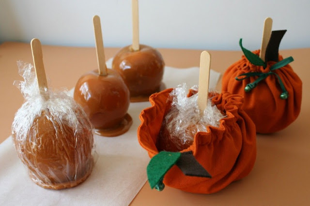 delicious-fall-wedding-favor-cake-stick-in-maple-coat-with-orange-flannel-wrapped