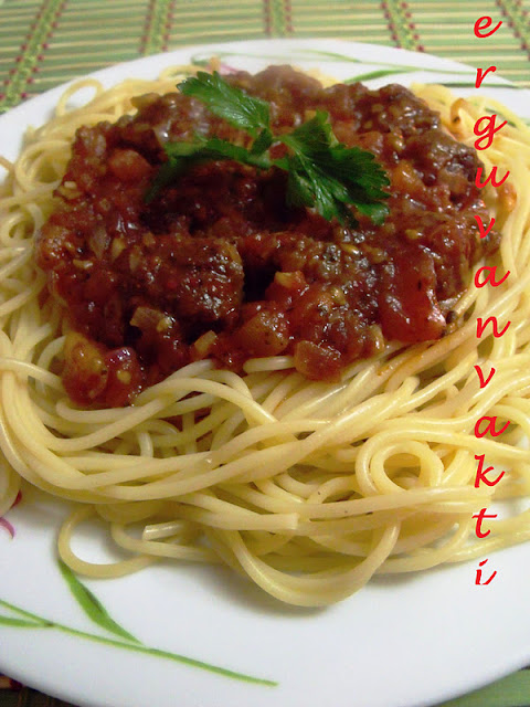 domates soslu kofteli spagetti makarna 1