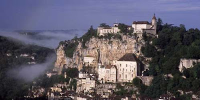 Gran imagen de las casas colgantes de Rocamadour en Francia.