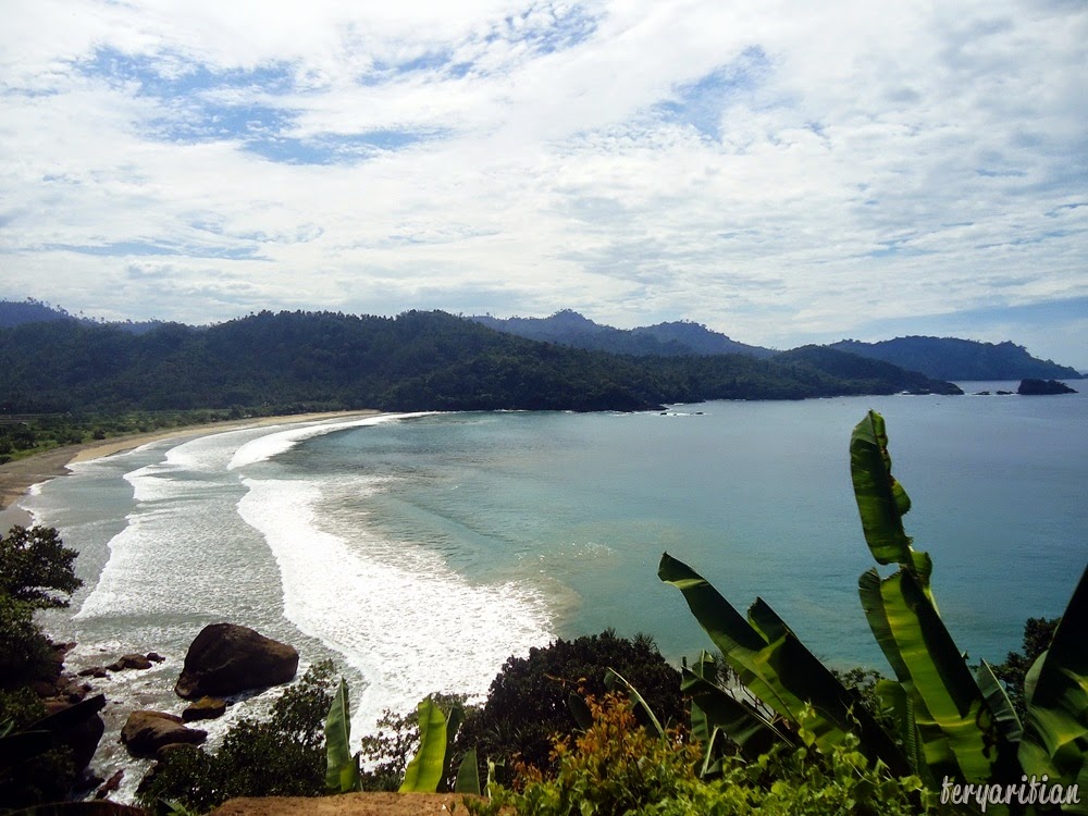 Pantai Banyu Anjlok Malang  Punya Dua Pesona Menakjubkan 