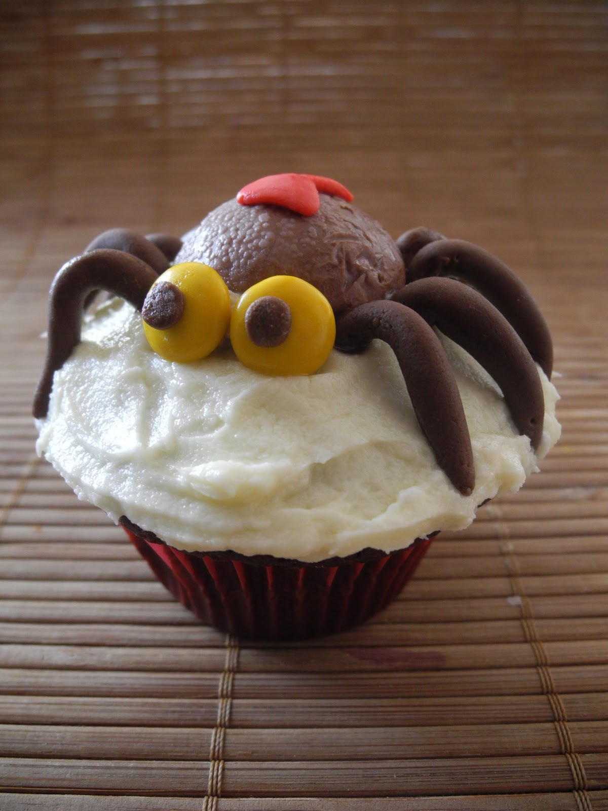 halloween spider cupcakes spider cupcakes were frosted with cream cheese frosting. The spider 