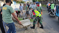 Babinsa Kota Karang Raya Koramil 410-03/TBU Kodim 0410/KBL Bersama Warga Gotong Royong Bersihkan Jalan