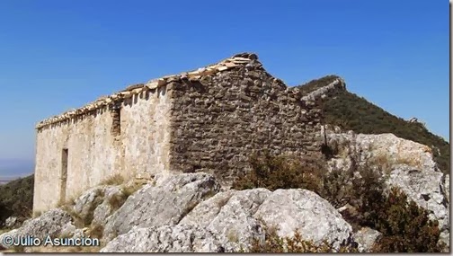 Ermita de san Bernabé y al fondo Peña del Abrigo - Unzué
