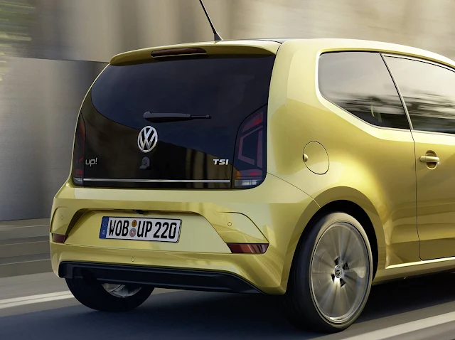 Volkswagen up! 2017 - traseira com lanternas de LED