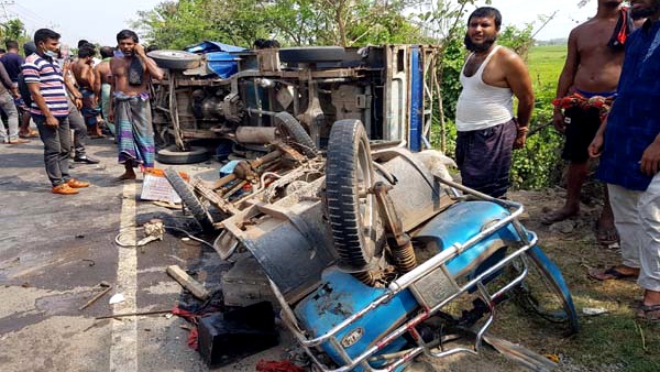 খুলনা-সাতক্ষীরা মহাসড়কের ডুমুরিয়ার ঝিলের ডাঙ্গা এলাকায় ইজিবাইক ও পিকআপ মুখোমুখি সংঘর্ষ