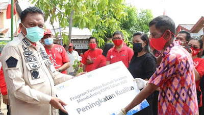 Sambangi Bunaken, Olly Serahkan Bantuan Rumah Swadaya dan Bibit Kelapa Pandan Wangi
