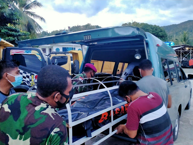 Tim SAR Satrol Lantamal X Evakuasi Mayat yang terapung di Teluk Yotefa