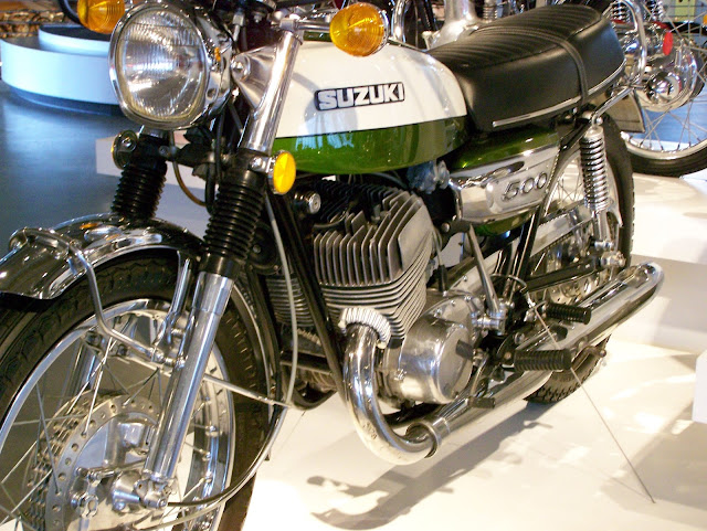 Suzuki T500 HD Wallpaper