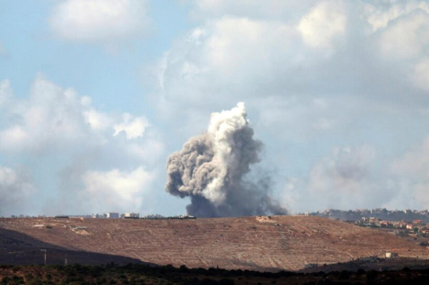 Fumaça sobe após um ataque aéreo israelense que teve como alvo uma vila libanesa, visto da Alta Galileia, norte de Israel | Foto: EFE/EPA/ATEF SAFADI