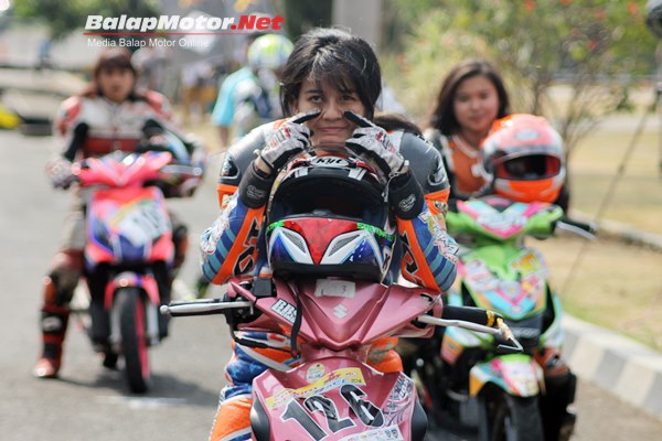 Kumpulan Foto Joki / Penunggang Cewek Cantik dan Seksi Drag Bike / Moto Racing