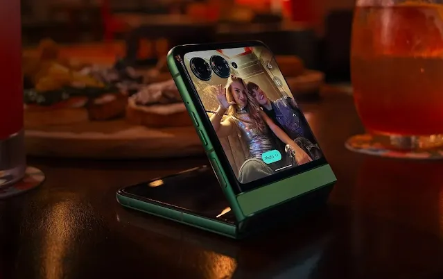 Motorola Razr 60 Flex Mode During Video Call on Foldable Screen