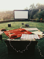 Cine al aire libre en el jardín del hogar